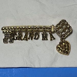 SELLING GRANDMA BROOCH SIZE LARGE COLOR GOLD ⚜️